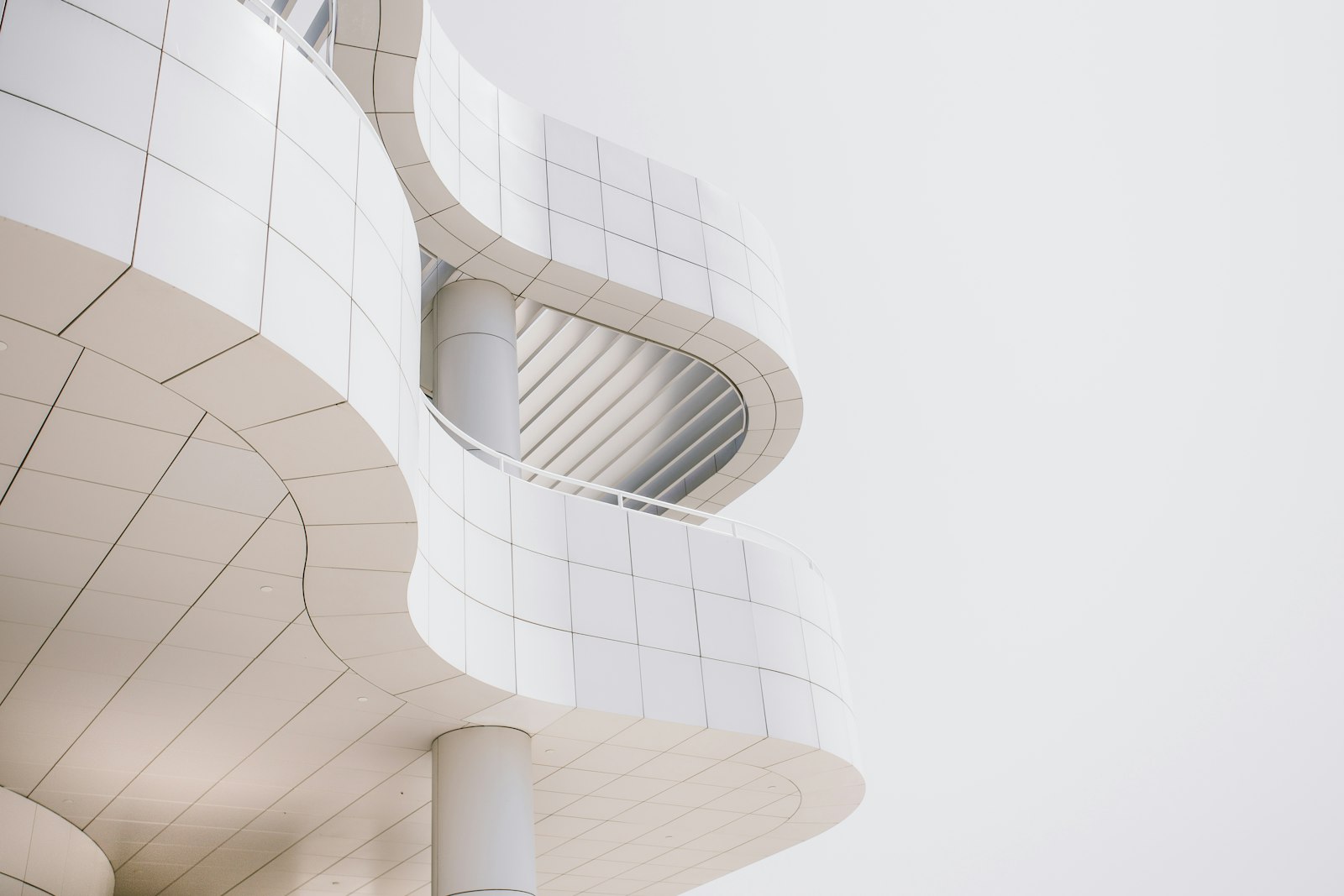 Arquitectura moderna de vidrio con luz de día